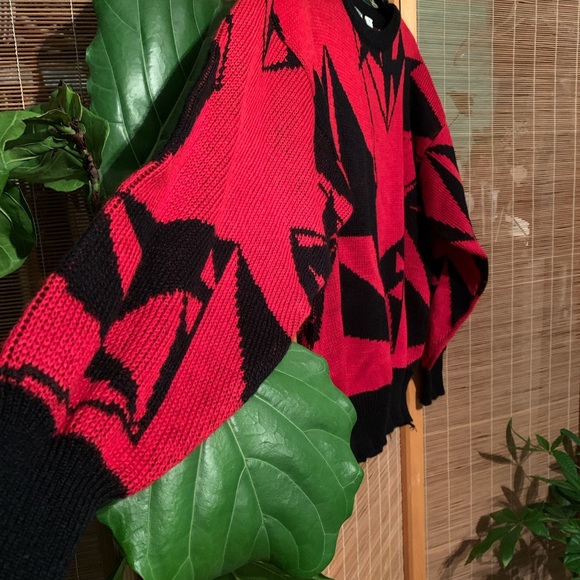Medium vintage Ed and black geometric sweater. Fits more like a S/M - Picture 4 of 4